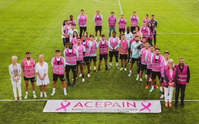 El Albacete Balompié, junto a Acepain e investigadores de la Unidad del Cáncer del Hospital Universitario, han creado un lazo humano rosa para visibilizar esta jornada